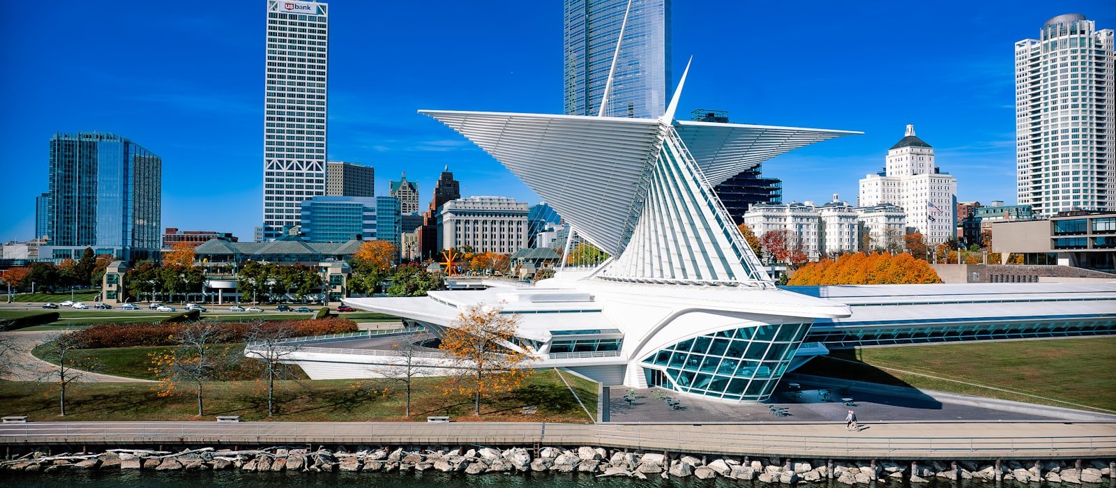 Milwaukee Art Museum and downtown skyline on a clear day